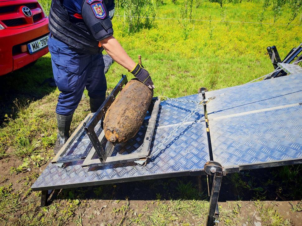 Imagini cu o bombă de aviaţie descoperită pe malul Prutului, în judeţul Botoşani. Pirotehniştii au aflat imediat de unde provine  1074120