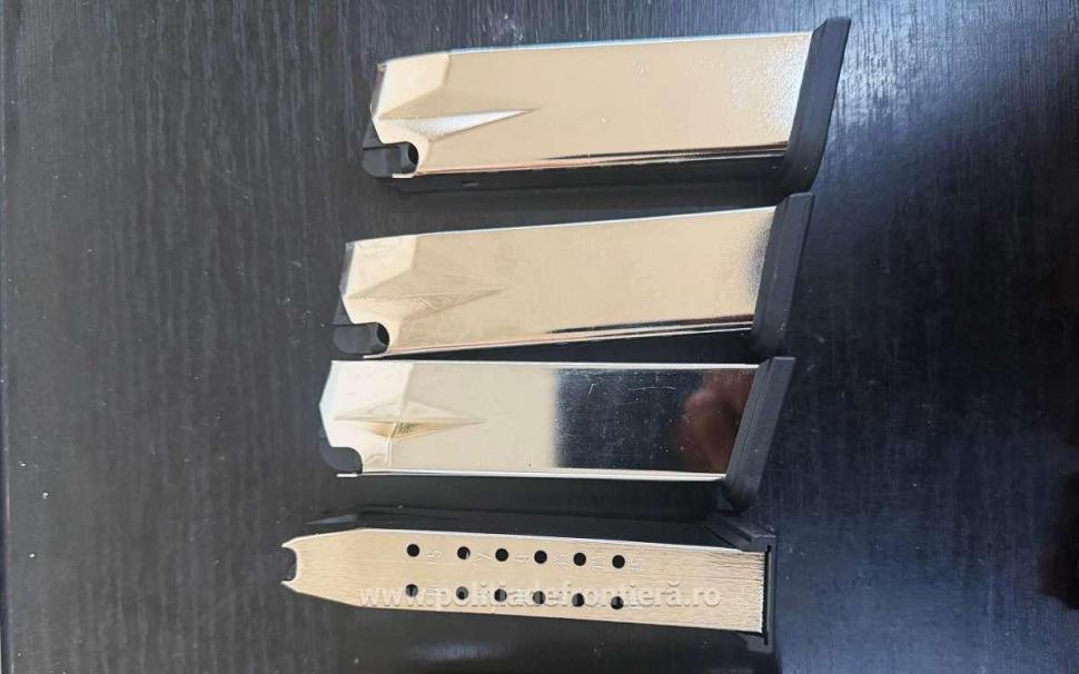 Poliţiştii din Giurgiu au găsit 25 de încărcătoare de pistol şi 465 de pachete de țigări, într-un autocar, sub scaunele pasagerilor 1074245