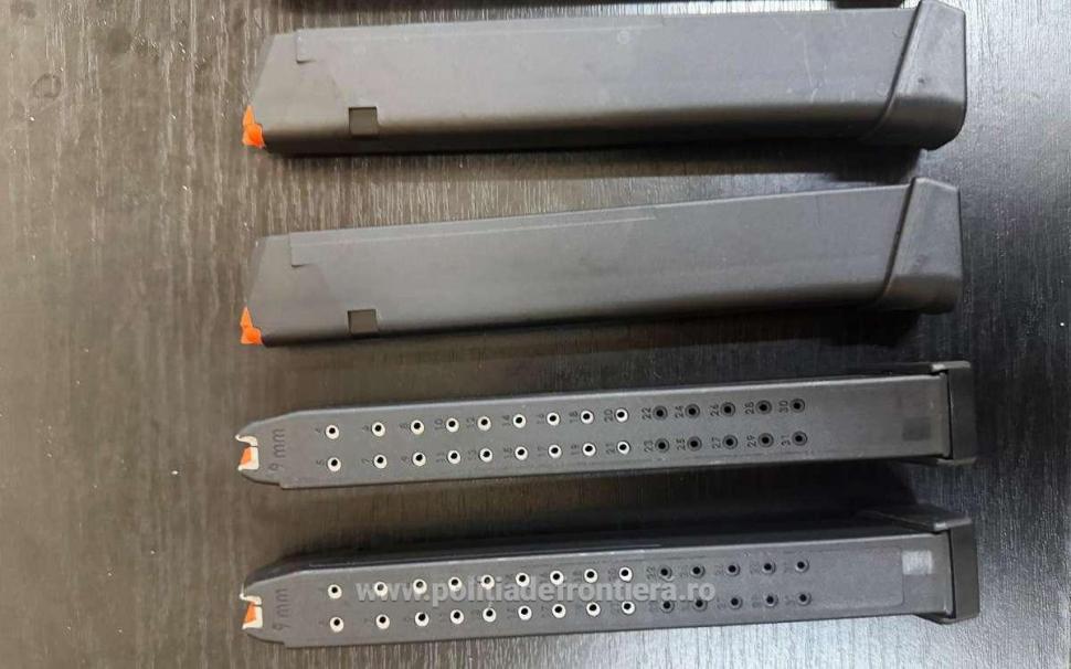 Poliţiştii din Giurgiu au găsit 25 de încărcătoare de pistol şi 465 de pachete de țigări, într-un autocar, sub scaunele pasagerilor 1074246