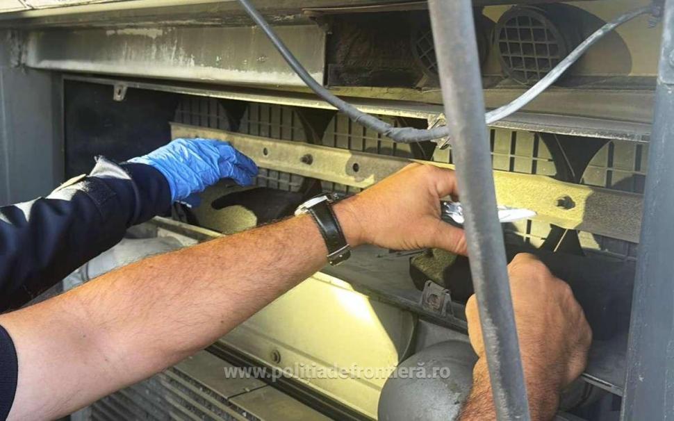 Poliţiştii din Giurgiu au găsit 25 de încărcătoare de pistol şi 465 de pachete de țigări, într-un autocar, sub scaunele pasagerilor 1074247