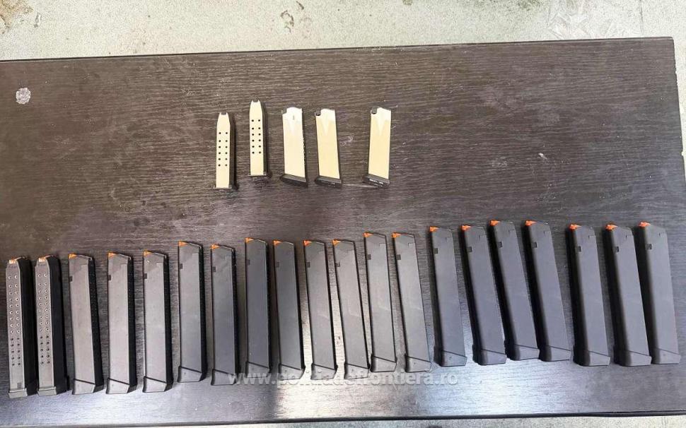 Poliţiştii din Giurgiu au găsit 25 de încărcătoare de pistol şi 465 de pachete de țigări, într-un autocar, sub scaunele pasagerilor 1074248