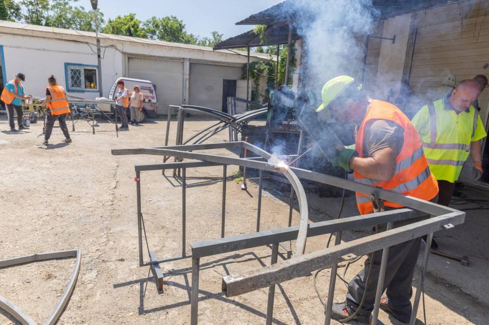 Ce se întâmplă cu indicatoarele rutiere mâzgălite de graffiti şi cu gardurile rupte din Bucureşti? Primăria arată cum le "salvează" 1074444