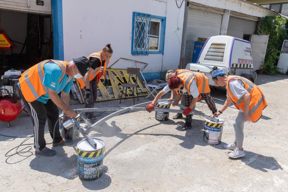 Ce se întâmplă cu indicatoarele rutiere mâzgălite de graffiti şi cu gardurile rupte din Bucureşti? Primăria arată cum le "salvează" 1074445
