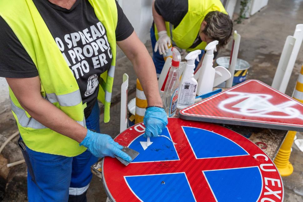 Ce se întâmplă cu indicatoarele rutiere mâzgălite de graffiti şi cu gardurile rupte din Bucureşti? Primăria arată cum le "salvează" 1074448