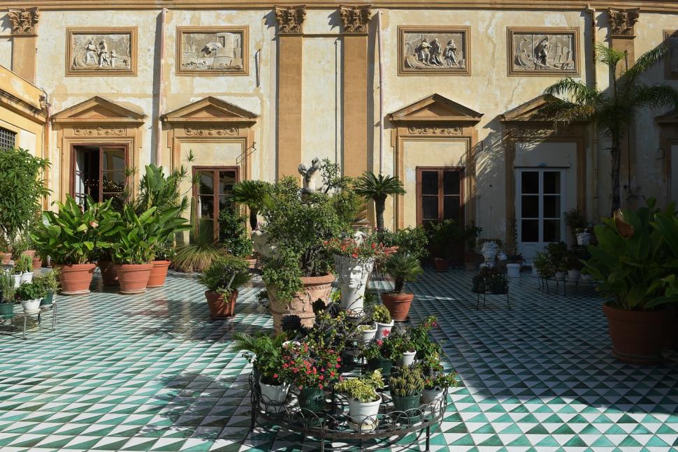 Cum a fost recuperat de la mafia din Palermo palatul în care Dua Lipa și Callum Turner au în acest weekend petrecerea de nuntă 1074706
