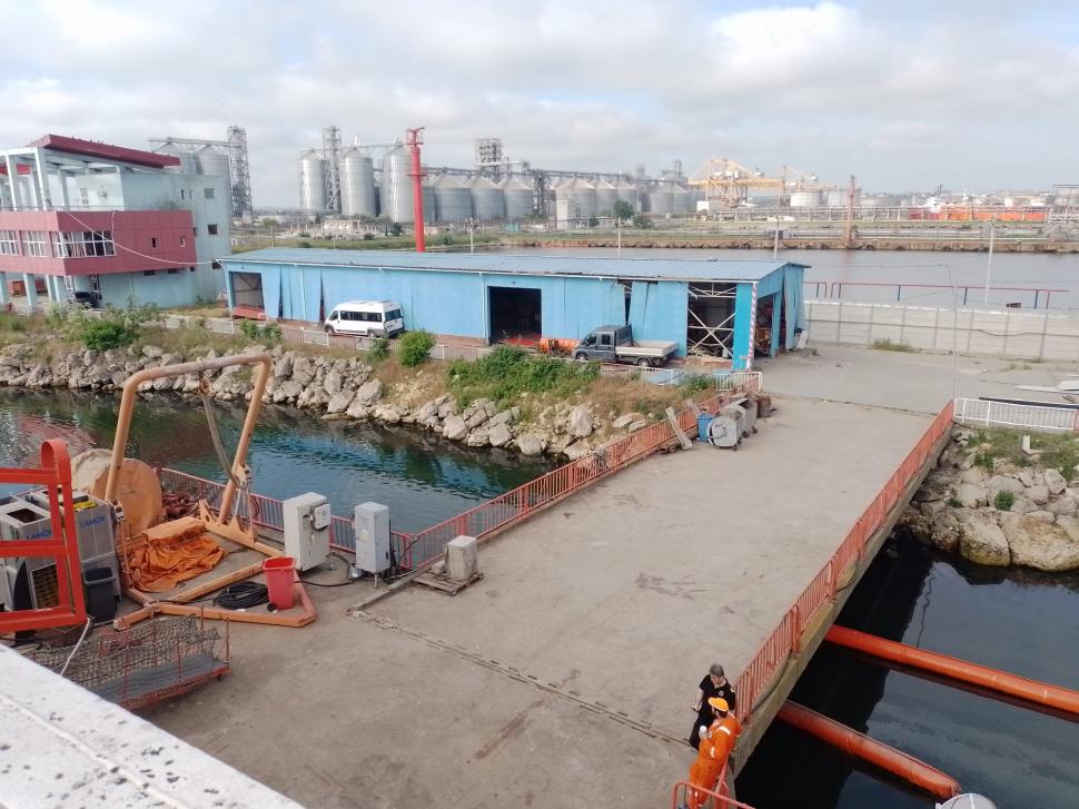 Imagini cu distrugerile provocate după explozia unei drone, în Port. Nicuşor Dan a ajuns la Constanţa, unde va fi o ședință de analiză 1074694