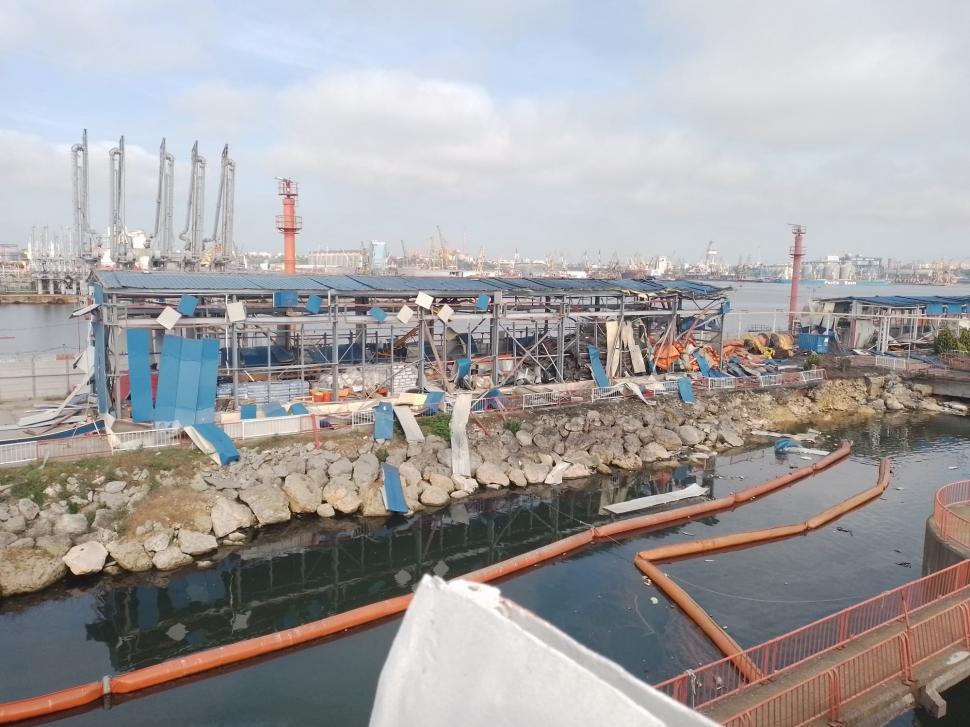 Imagini cu distrugerile provocate după explozia unei drone, în Port. Nicuşor Dan a ajuns la Constanţa, unde va fi o ședință de analiză 1074695