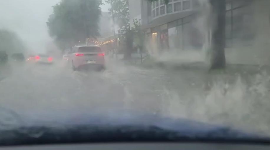 Avertizare imediată de la ANM. Cod portocaliu de averse, grindină și vânt puternic. Străzile din Constanța s-au transformat în râuri 1074901