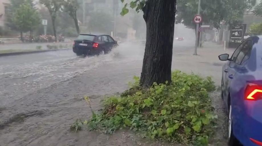 Avertizare imediată de la ANM. Cod portocaliu de averse, grindină și vânt puternic. Străzile din Constanța s-au transformat în râuri 1074903