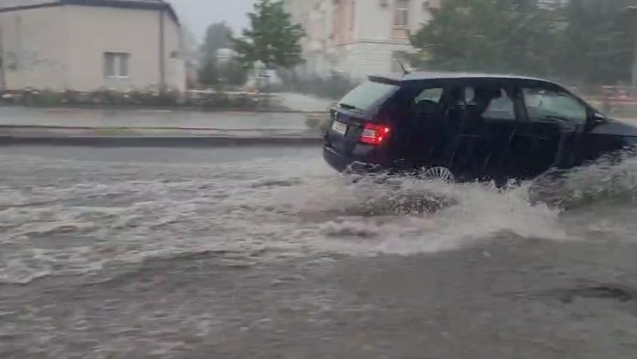 Avertizare imediată de la ANM. Cod portocaliu de averse, grindină și vânt puternic. Străzile din Constanța s-au transformat în râuri 1074904