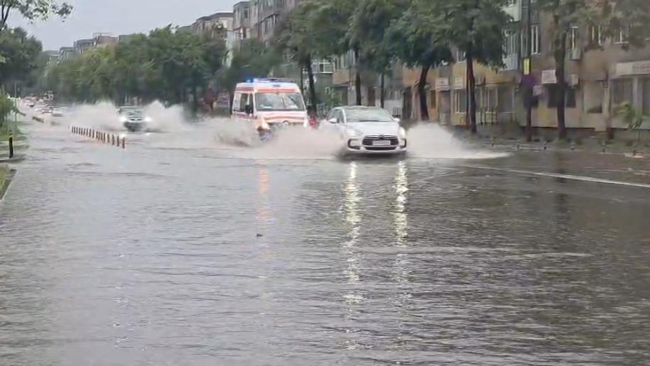 Avertizare imediată de la ANM. Cod portocaliu de averse, grindină și vânt puternic. Străzile din Constanța s-au transformat în râuri 1074906