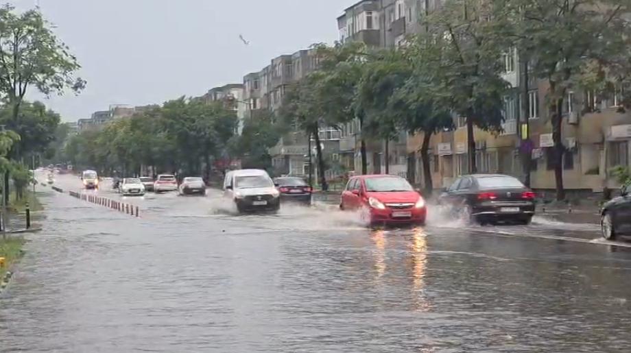 Avertizare imediată de la ANM. Cod portocaliu de averse, grindină și vânt puternic. Străzile din Constanța s-au transformat în râuri 1074907