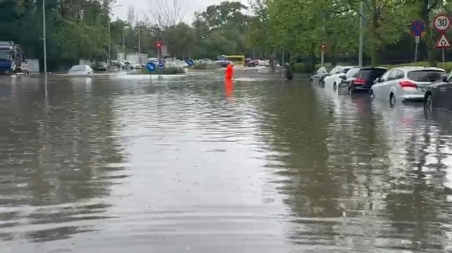 Avertizare imediată de la ANM. Cod portocaliu de averse, grindină și vânt puternic. Străzile din Constanța s-au transformat în râuri 1074908