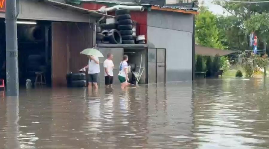 Avertizare imediată de la ANM. Cod portocaliu de averse, grindină și vânt puternic. Străzile din Constanța s-au transformat în râuri 1074909