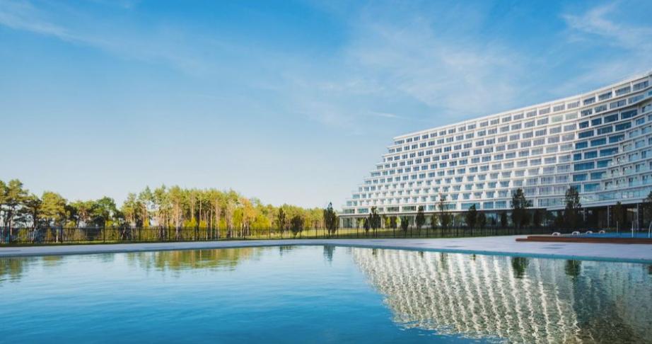 Cel mai mare hotel de la Marea Baltică se deschide în Polonia. Are 13 etaje și 1.240 de camere, dar nu toate sunt gata 1074950