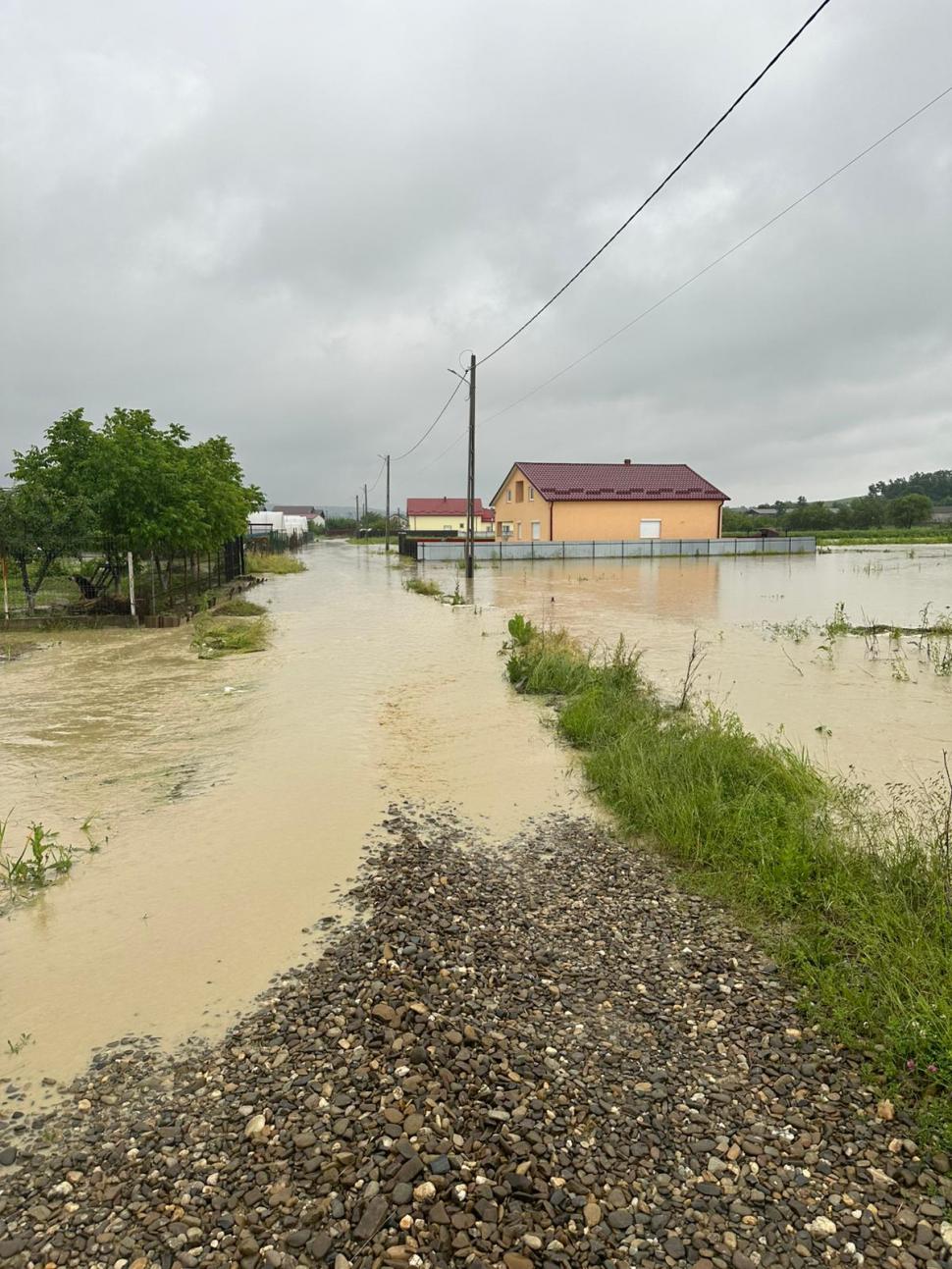 Imaginile dezastrului din ţară, după ploi torenţiale şi vijelii. Localităţi sub ape şi drumuri blocate. Ro-Alert emis pentru inundaţii 1074808