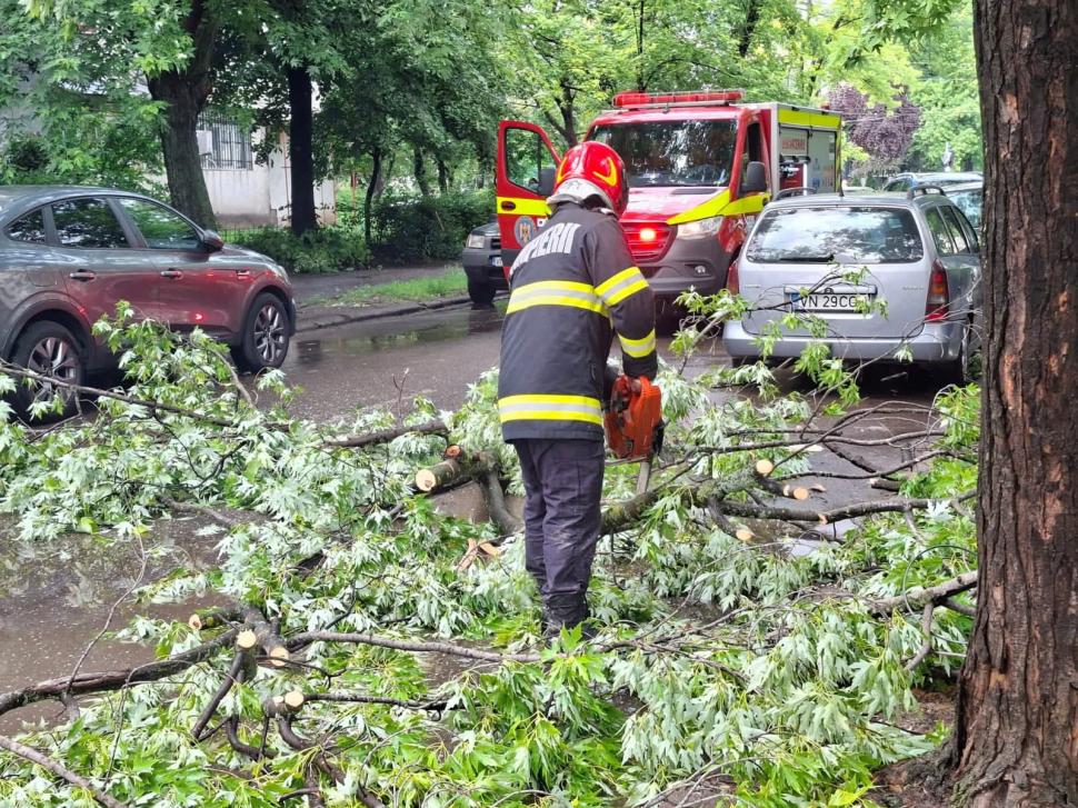 Imaginile dezastrului din ţară, după ploi torenţiale şi vijelii. Localităţi sub ape şi drumuri blocate. Ro-Alert emis pentru inundaţii 1074816