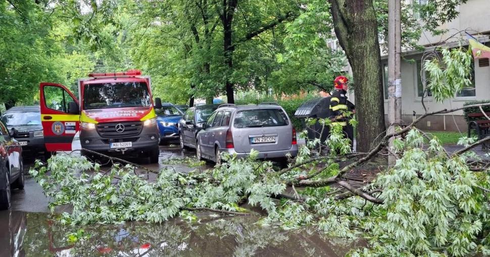 Imaginile dezastrului din ţară, după ploi torenţiale şi vijelii. Localităţi sub ape şi drumuri blocate. Ro-Alert emis pentru inundaţii 1074819