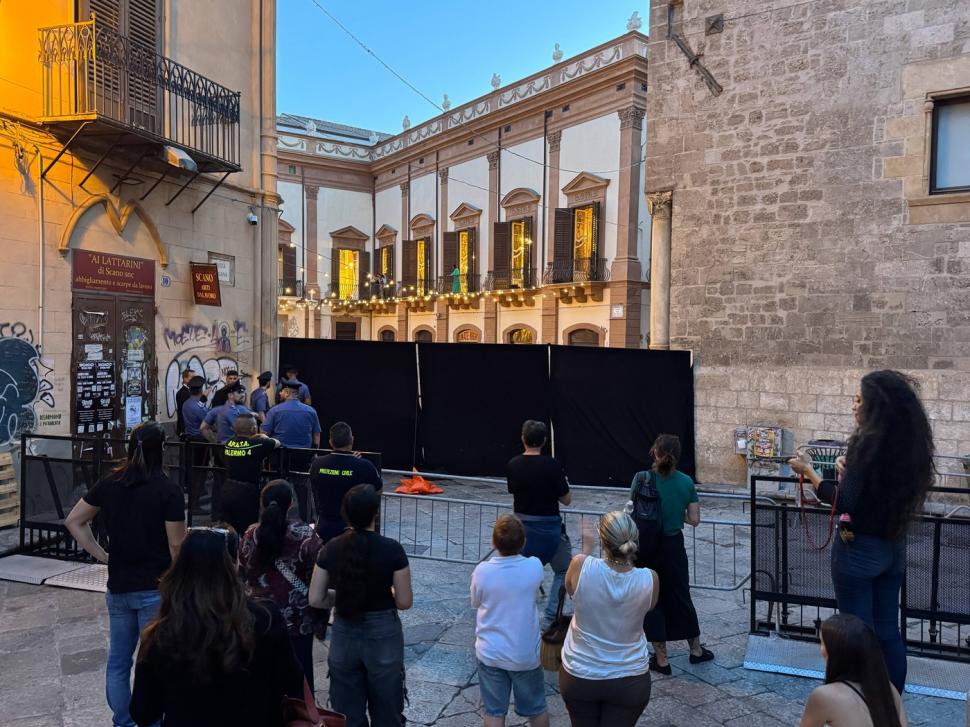 Furie în Palermo, pentru că nunta lui Dua Lipa a blocat orașul. Oamenii au fost nervoși că nici măcar n-au văzut-o. Reacția cântăreței 1074913