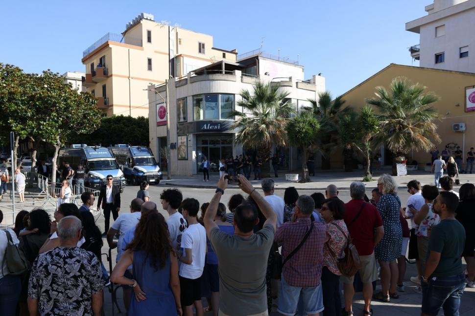 Furie în Palermo, pentru că nunta lui Dua Lipa a blocat orașul. Oamenii au fost nervoși că nici măcar n-au văzut-o. Reacția cântăreței 1074915