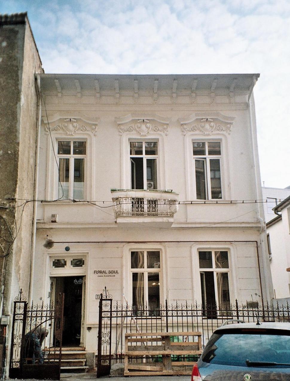 O vilă istorică din București, cu o poveste fascinantă, e virală după ce a fost umplută cu 1.000 de ghivece. Cum arată Casa Plantelor 1074877