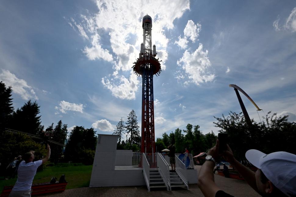 Rușii se dau în „Oreșnik”, într-un parc de distracții din Sankt Petersburg 1074827