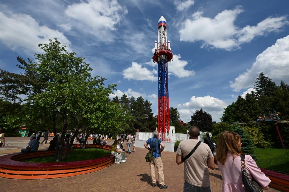 Rușii se dau în „Oreșnik”, într-un parc de distracții din Sankt Petersburg 1074828