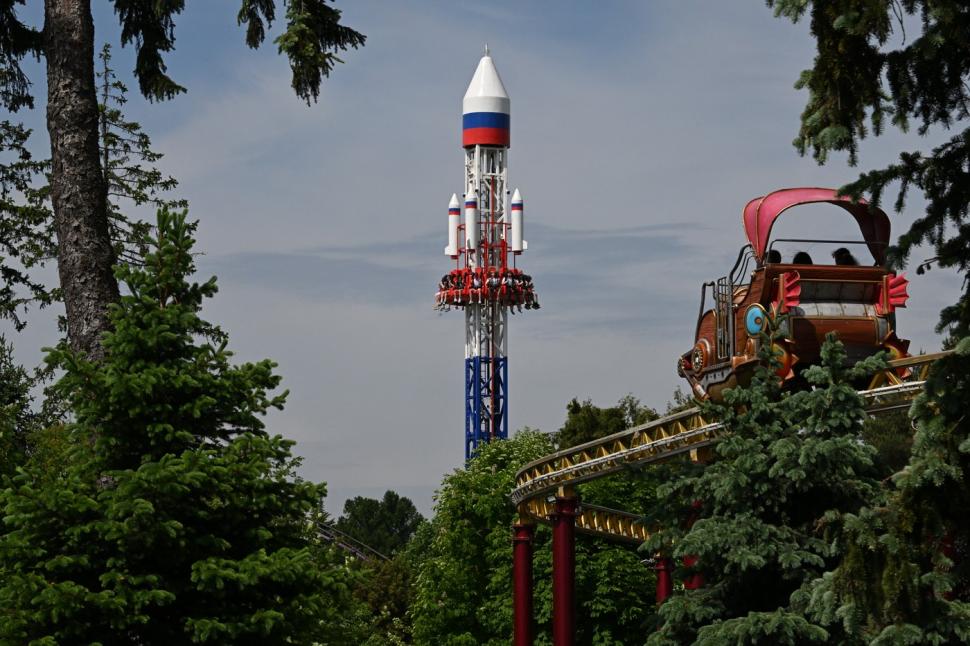 Rușii se dau în „Oreșnik”, într-un parc de distracții din Sankt Petersburg 1074829