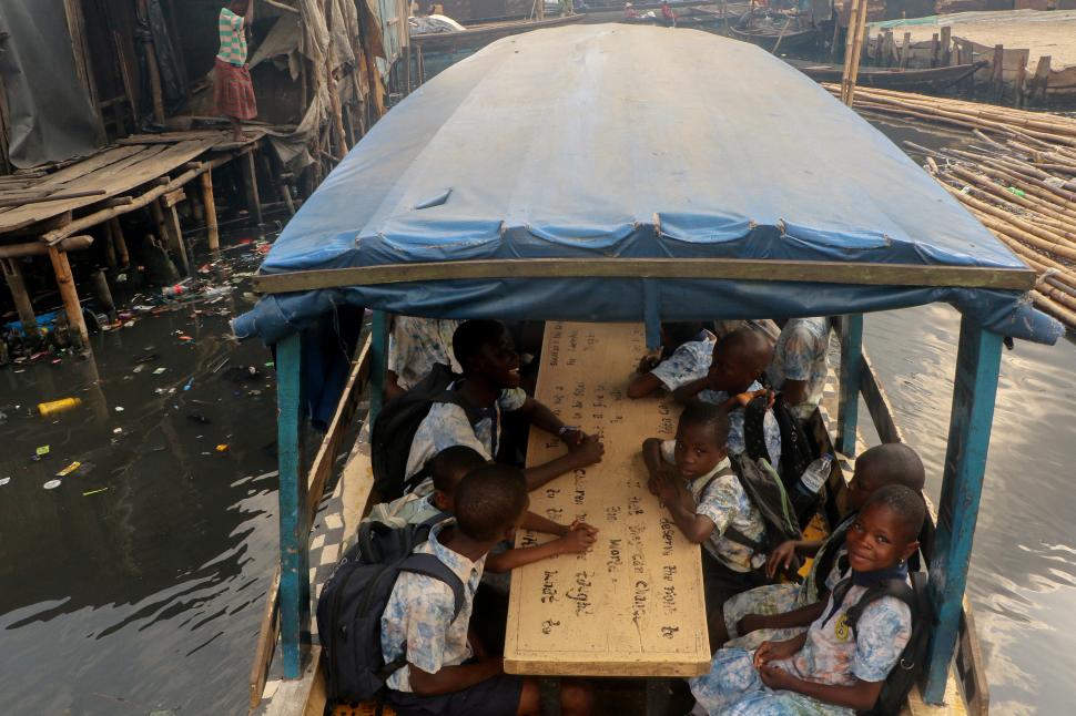 "Veneția Africii". Cum e viața în cea mai mare mahala plutitoare din lume. Zeci de mii de oameni locuiesc în colibe pe piloni de lemn 1074286