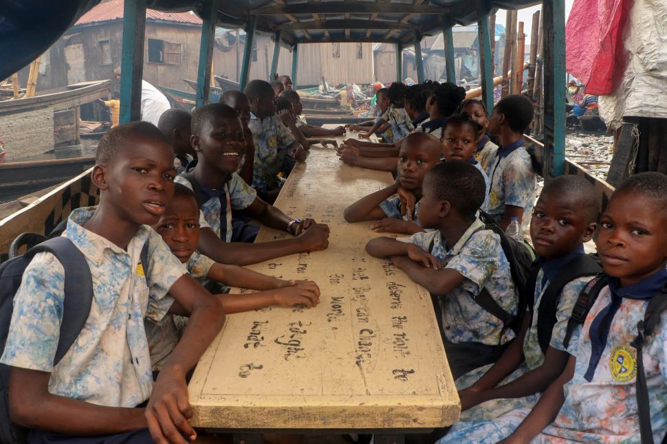 "Veneția Africii". Cum e viața în cea mai mare mahala plutitoare din lume. Zeci de mii de oameni locuiesc în colibe pe piloni de lemn 1074287