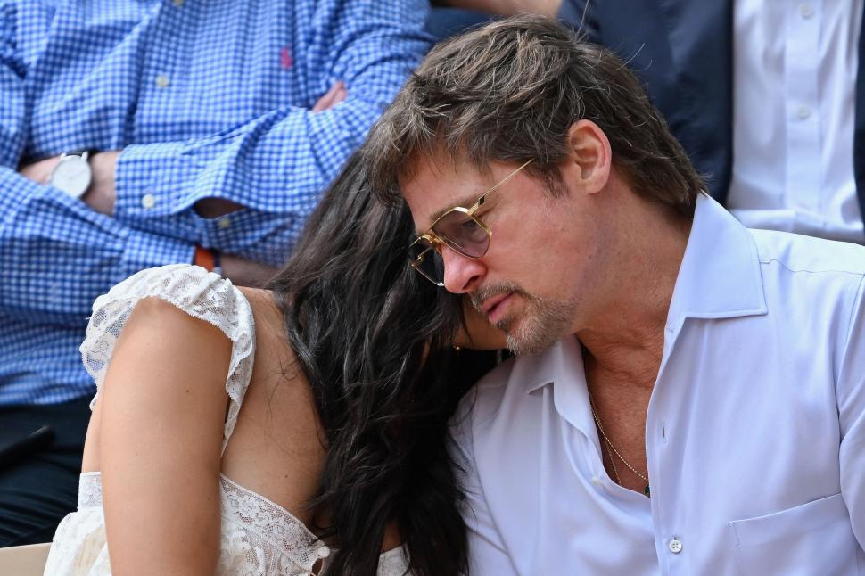 ​Brad Pitt și iubita lui, Ines de Ramon, au cucerit tribunele la Roland Garros. Cum au apărut cei doi 1075183