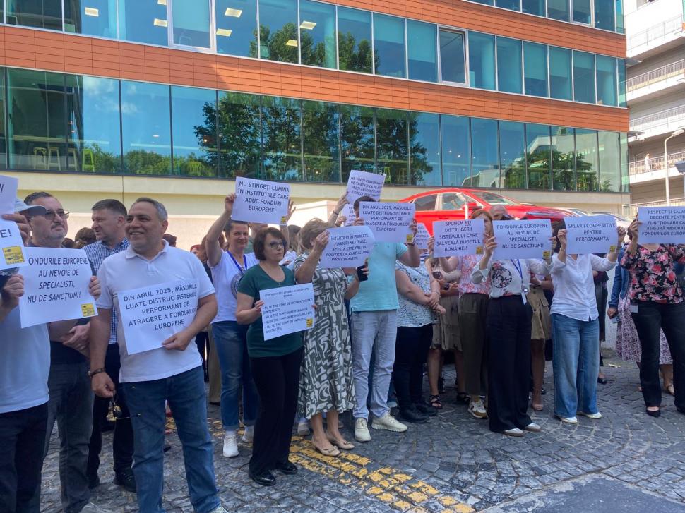 „Guvernul nu face altceva decât să alunge personalul pregătit”. Angajații care gestionează fondurile europene au ieșit în stradă 1075033
