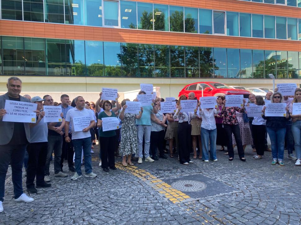 „Guvernul nu face altceva decât să alunge personalul pregătit”. Angajații care gestionează fondurile europene au ieșit în stradă 1075034