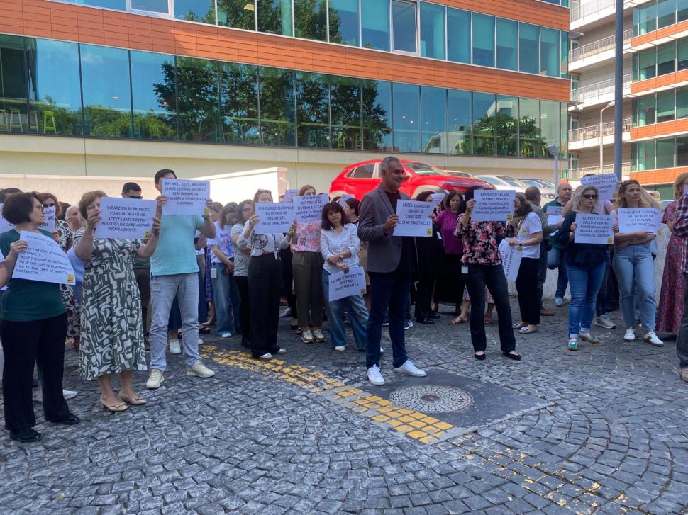 „Guvernul nu face altceva decât să alunge personalul pregătit”. Angajații care gestionează fondurile europene au ieșit în stradă 1075035