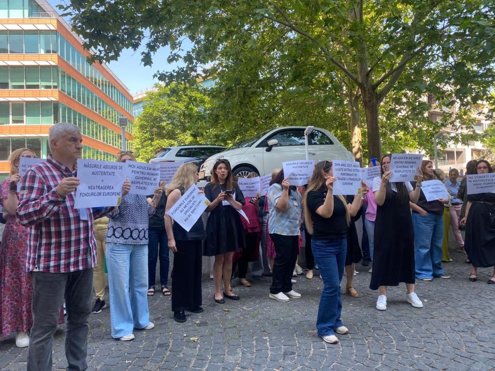 „Guvernul nu face altceva decât să alunge personalul pregătit”. Angajații care gestionează fondurile europene au ieșit în stradă 1075036