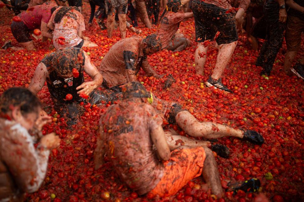 Marea bătaie cu roșii Tomatina din Columbia 2026: Imaginile distracției, cu zeci de mii de localnici și turiști împroșcați cu „bulion” 1075104