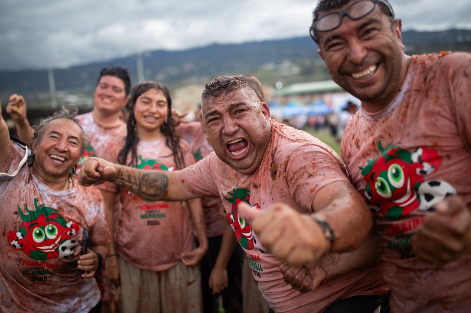 Marea bătaie cu roșii Tomatina din Columbia 2026: Imaginile distracției, cu zeci de mii de localnici și turiști împroșcați cu „bulion” 1075105