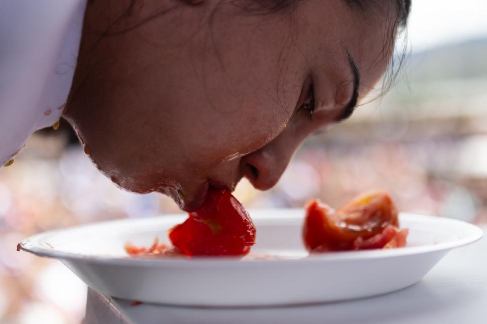 Marea bătaie cu roșii Tomatina din Columbia 2026: Imaginile distracției, cu zeci de mii de localnici și turiști împroșcați cu „bulion” 1075107