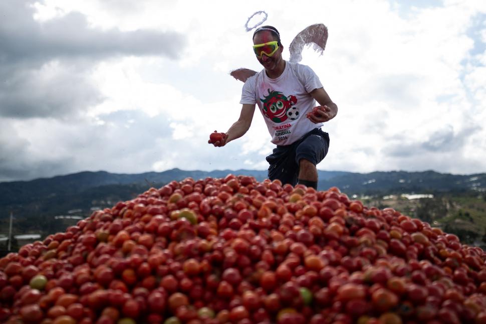 Marea bătaie cu roșii Tomatina din Columbia 2026: Imaginile distracției, cu zeci de mii de localnici și turiști împroșcați cu „bulion” 1075108