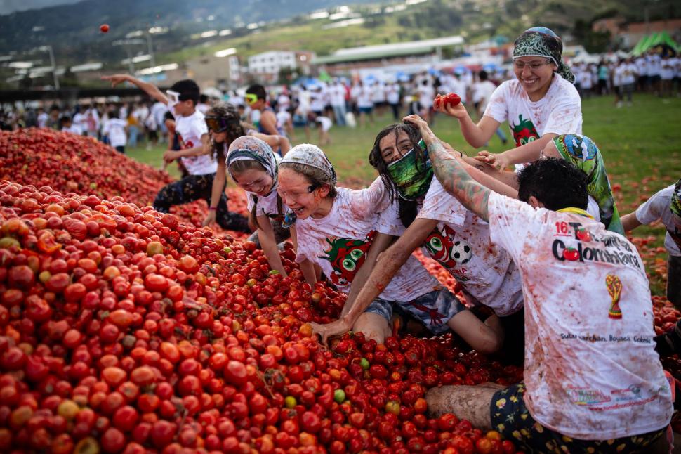Marea bătaie cu roșii Tomatina din Columbia 2026: Imaginile distracției, cu zeci de mii de localnici și turiști împroșcați cu „bulion” 1075109