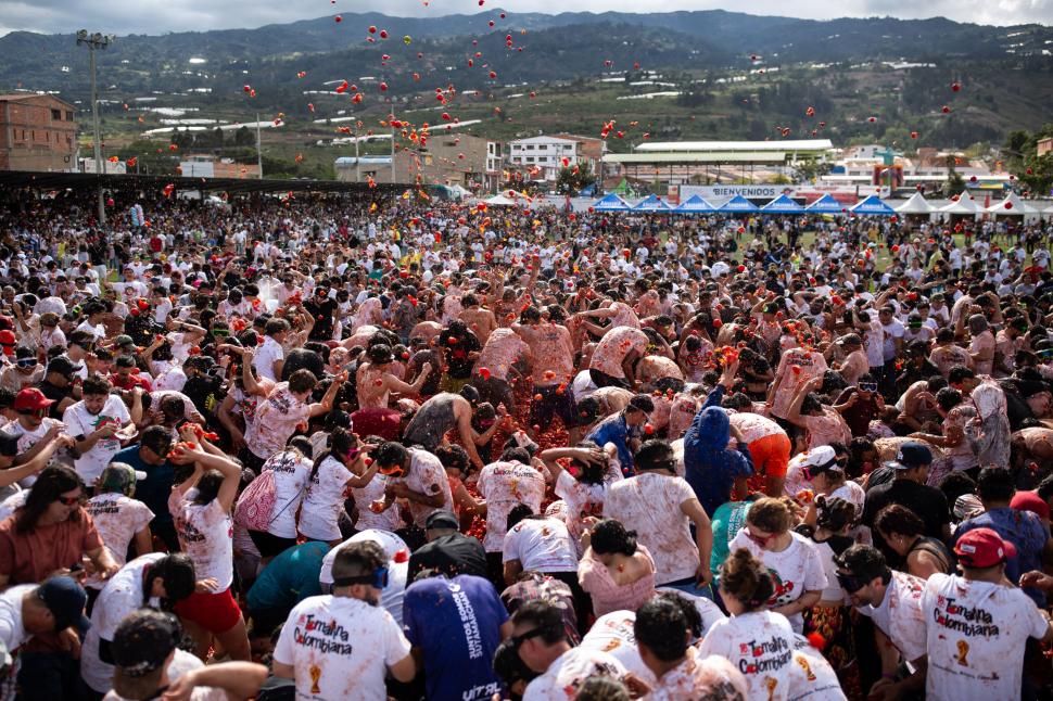 Marea bătaie cu roșii Tomatina din Columbia 2026: Imaginile distracției, cu zeci de mii de localnici și turiști împroșcați cu „bulion” 1075114