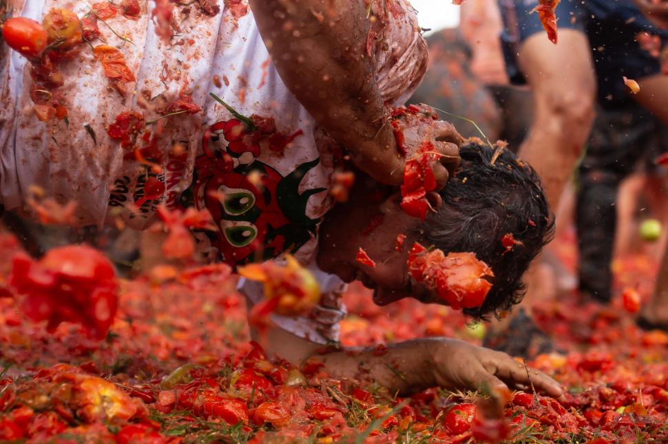Marea bătaie cu roșii Tomatina din Columbia 2026: Imaginile distracției, cu zeci de mii de localnici și turiști împroșcați cu „bulion” 1075116