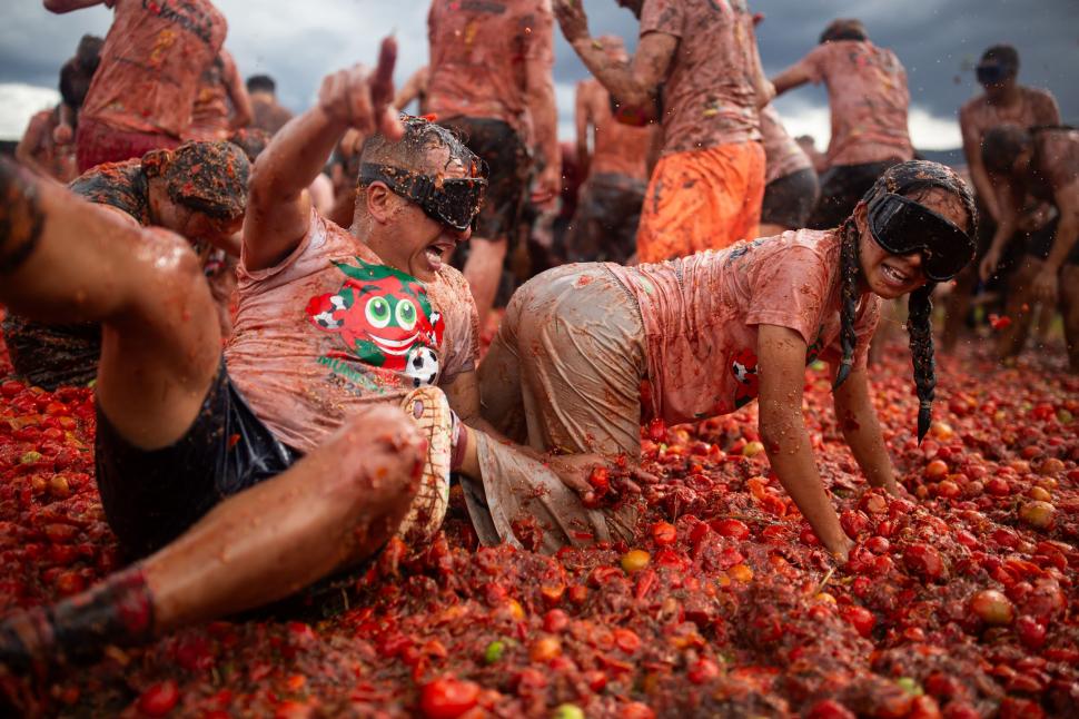 Marea bătaie cu roșii Tomatina din Columbia 2026: Imaginile distracției, cu zeci de mii de localnici și turiști împroșcați cu „bulion” 1075117