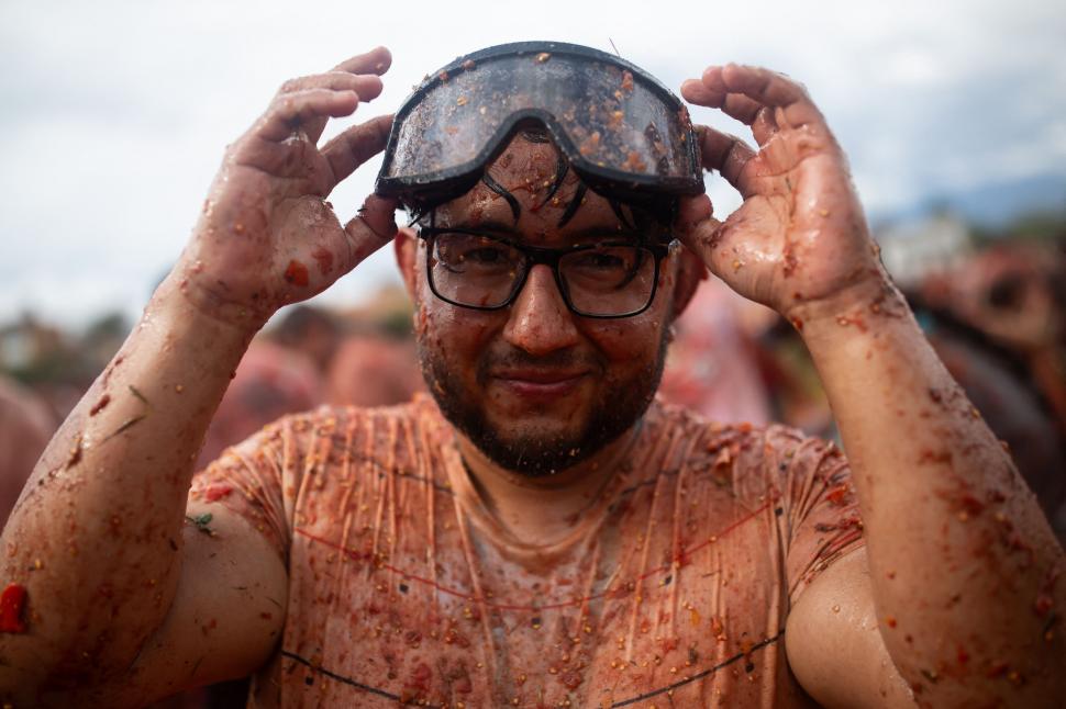 Marea bătaie cu roșii Tomatina din Columbia 2026: Imaginile distracției, cu zeci de mii de localnici și turiști împroșcați cu „bulion” 1075119