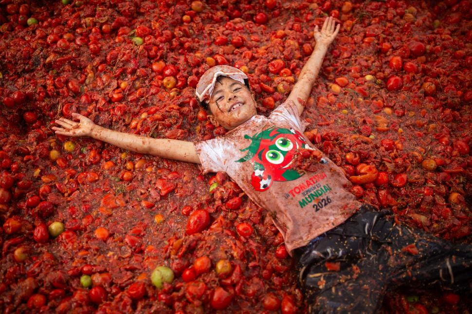 Marea bătaie cu roșii Tomatina din Columbia 2026: Imaginile distracției, cu zeci de mii de localnici și turiști împroșcați cu „bulion” 1075121