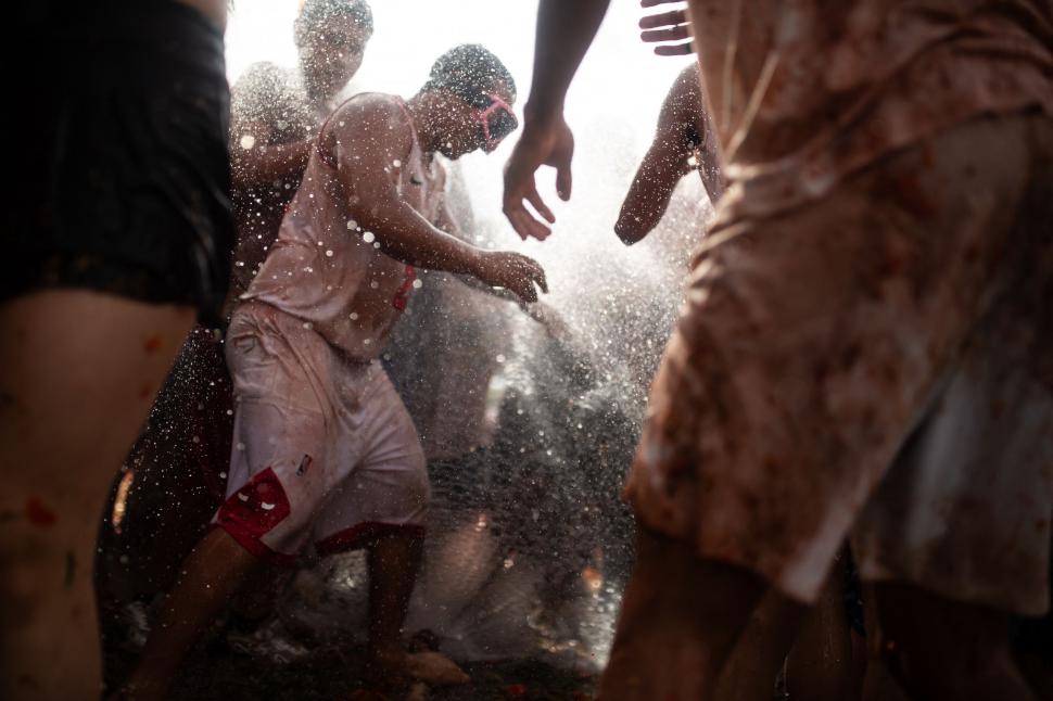 Marea bătaie cu roșii Tomatina din Columbia 2026: Imaginile distracției, cu zeci de mii de localnici și turiști împroșcați cu „bulion” 1075122