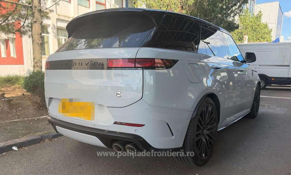 Poliţiştii de frontieră au descoperit în trafic, în Arad, două maşini de 200.000 de euro cu acte false. Şoferii erau ciprioţi 1075284