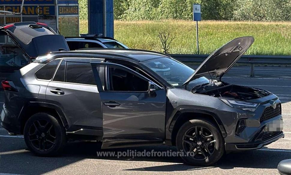 Poliţiştii de frontieră au descoperit în trafic, în Arad, două maşini de 200.000 de euro cu acte false. Şoferii erau ciprioţi 1075286