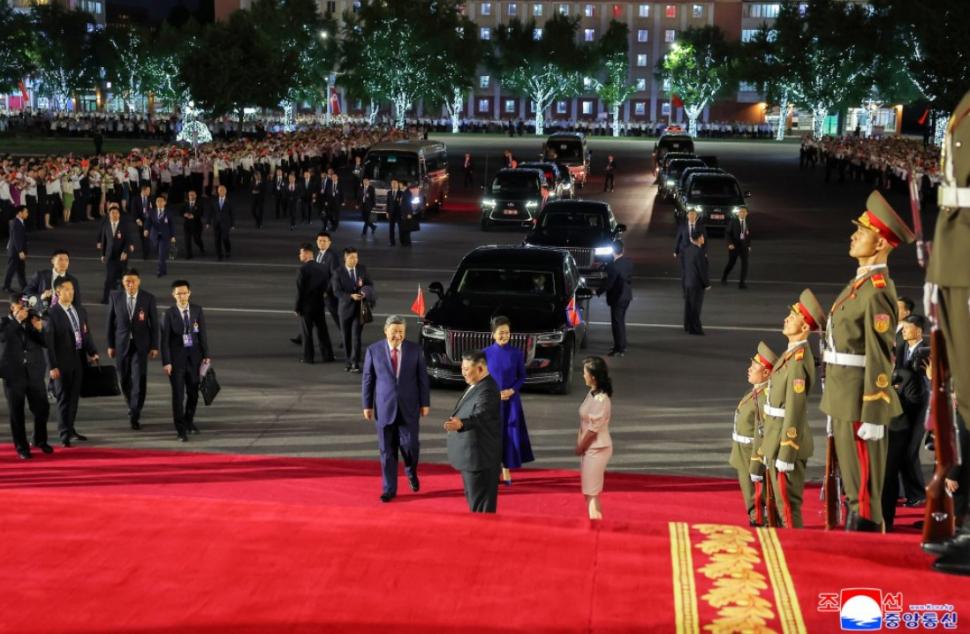 Cai albi, acrobați și mii de copii sărind în sus de bucurie. Cum l-au primit Kim Jong Un și soția lui la Phenian pe Xi Jinping 1075402