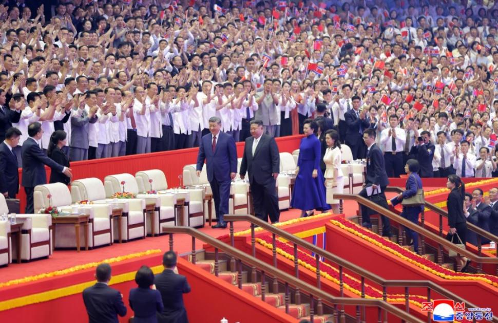 Cai albi, acrobați și mii de copii sărind în sus de bucurie. Cum l-au primit Kim Jong Un și soția lui la Phenian pe Xi Jinping 1075403
